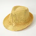 Vista detallada del sombrero fedora de lentejuelas doradas que muestra su textura. - M (56-58cm) / Amarillo