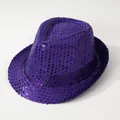 Primer plano de un sombrero fedora de lentejuelas moradas con diseño de copa de corazón. - M (56-58cm) / Púrpura
