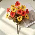 Detaillierte Aufnahme eines leuchtend orangen und gelben künstlichen Stiefmütterchens. - Herbst Orange Gelb