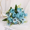 Eleganter künstlicher Strauß mit staubblauen Rosen und Gänseblümchen für Deko - Blau