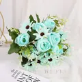 Eleganter künstlicher hellblauer Rosenstrauß mit Gänseblümchen für die Heimdekoration - Grün