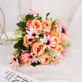 Eleganter künstlicher Rosen- und Gänseblümchen-Blumenstrauß für die Wohndekoration - Fuchsia