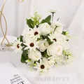 Eleganter künstlicher Blumenstrauß mit cremeweißen Rosen und Margeriten für Zuhause - Weiß