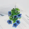 Realistischer künstlicher blauer Stiefmütterchenstrauß für die Blumendekoration im Haus. - Blau