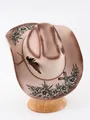 Beigefarbener Damen-Cowboyhut aus Filz mit floralem Print, Feder und Nietendetails. - M (56-58cm) / Gebrochenes Weiß