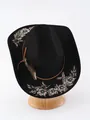 Eleganter schwarzer Western-Cowboyhut aus Filz mit floraler Stickerei-Imitation und Federakzent - M (56-58cm) / Schwarz