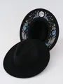 Eleganter schwarzer Fedora-Hut mit breiter Krempe und aufwendiger Mond-Stickerei - M (56-58cm) / Blaue Blume Mond Muster / Blaue Blume Mond