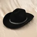 Detalle de sombrero de vaquero negro con banda de pétalos de strass en raso elegante - Negro