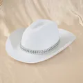 Detalle de sombrero de vaquero blanco con banda decorativa de pedrería en forma de hoja - Blanco