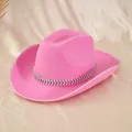 Vista detallada del elegante sombrero vaquero rosa con decoración de banda de pedrería de pétalos - Rosa