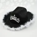 Detailweergave van een zwarte cowboy feesthoed met een strass kroon en pluizige witte veren - M (56-58cm) / Zwart Wit