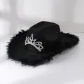 Detailopname van zwarte cowboyhoed met strass-kroon en een pluizige zwarte verenrand - M (56-58cm) / Zwart