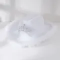 Detailopname van witte cowboyhoed met een sprankelende strass-kroon en verenrand. - M (56-58cm) / Wit