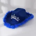 Detail van een blauwe cowboyhoed met strass tiara en pluizige veren voor feestjes - M (56-58cm) / Blauw