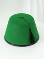 Vista detallada de un sombrero de fiesta turco Fez verde con borla negra y suave textura de fieltro - M (56-58cm) / Verde