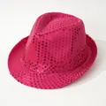 Detaillierte Nahaufnahme des leuchtend pinken Pailletten-Jazzhutes für Partyfeiern - M (56-58cm) / Fuchsia