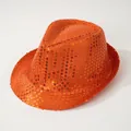 Detailansicht eines orangefarbenen Pailletten-Fedoras für Partys und Bühnenauftritte. - M (56-58cm) / Orange