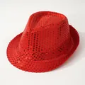 Detailansicht eines leuchtend roten Pailletten-Jazz-Fedora-Hutes für Bühne und Partys. - M (56-58cm) / Rot
