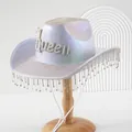 Irisierender holografischer Braut-Cowboyhut mit Queen-Perlenbuchstaben und Strassfransen - M (56-58cm) / Silber