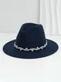 Detailansicht eines marineblauen Wollfilzhutes mit funkelndem Strass-Rautenbesatz. - M (56-58cm) / Marineblau