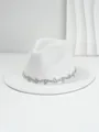 Detailansicht eines weißen Fedora-Hutes mit elegantem Strassstein-Rautenband Verzierungen - M (56-58cm) / Weiß