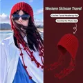 Gorro de punto de ganchillo rojo hecho a mano con borlas largas para el invierno - M (56-58cm) / Estilo de Ganchillo con Borla / Rojo
