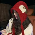 Gorro de punto de ganchillo rojo con borlas para mujer calidez y estilo invernal - M (56-58cm) / Estilo de Protección de Oídos con Parche y Botón / Rojo