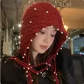 Dulce gorro de punto de ganchillo rojo con perlas sintéticas y borlas para mujer - M (56-58cm) / Estilo de Borla de Perla Artificial / Rojo