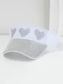 Vista de cerca de una visera blanca moderna con detalles de corazones de diamantes - M (56-58cm) / Blanco Con Diamantes Blancos