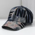 Stijlvolle tie-dye honkbalpet voor heren met gedurfde letterprints en gebogen klep. - M (56-58cm) / Blauwe N Letterpuzzel