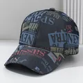Casual heren baseballpet met vintage krantenopdruk op stevig donker denim materiaal - M (56-58cm) / Kleine Letterpuzzel
