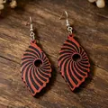 Dettaglio degli orecchini in legno a forma di foglia con motivo a spirale rossa e nera - Forma di Foglia a Spirale / Rosso e nero