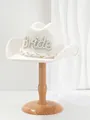 Detailansicht des weißen Luxus-Cowboyhuts mit Bride-Schriftzug aus Perlen und Strass - M (56-58cm) / Weiße Künstliche Perle BRIDE