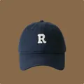 Vista dettagliata di un cappellino da baseball blu navy con lettera R ricamata. - Regolabile / Blu Marino (WH)