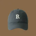 Primo piano di un berretto da baseball grigio con lettera R ricamata bianca sul davanti - Regolabile / Grigio (WH)