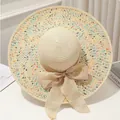 Breitkrempiger Strohhut mit bunten Sprenkeln und einer großen beigen Schleife - M / Beige