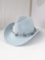 Vue détaillée d'un chapeau de cowboy bleu clair avec une chaîne en métal tête de mort. - M (56-58cm) / Bleu clair