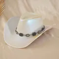Cappello da cowboy olografico bianco con una catena decorativa in metallo argento - M (56-58cm) / Stile con Borchie