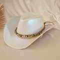 Dettaglio ravvicinato di cappello da cowboy iridescente con fascia di conchiglie - M (56-58cm) / Stile Perlato