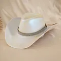 Dettaglio macro del cappello da cowboy bianco iridescente con fascia di strass - M (56-58cm) / Stile Strass