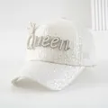 Elegante cappellino bianco con paillettes e scritta Queen in perle e rete traspirante. - M(56-58cm) / Stile Paillettes QUEEN / Queen