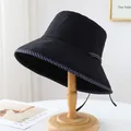 Gros plan sur un chapeau bob rétro noir avec bord à carreaux et texture gaufrée - M (56-58cm) / 12100 Noir