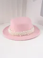 Détail d'un chapeau de feutre rose élégant avec une bande de perles décoratives - Rose
