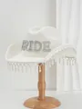 Détail du chapeau de cowboy mariée blanc avec lettres en strass et franges de perles - M (56-58cm) / Blanc avec Strass Colorés BRIDE Bordure Blanche