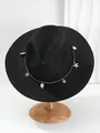 Close-up van zwarte strohoed met schelp en zeester gouden ketting decoraties. - M (56-58cm) / Zwart