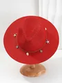 Detailopname van een rode strohoed met zeesterren, schelpen en een gouden ketting. - M (56-58cm) / Rood