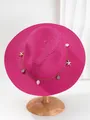 Detailopname van een magenta Panama-strohoed met bedeltjes van schelpen en zeesterren - M (56-58cm) / Rozerood