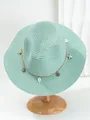 Detailopname van een muntgroene Panama strohoed met zeesterren en schelpen bedeltjes - M (56-58cm) / Macaron Groen