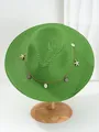 Groene Panama strohoed met schelpen en zeesterren bedels op een houten hoedenstander. - M (56-58cm) / Muntgroen