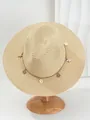 Detailweergave van strooien Panama-hoed met schelp- en zeesteraccessoires op standaard - M (56-58cm) / Beige